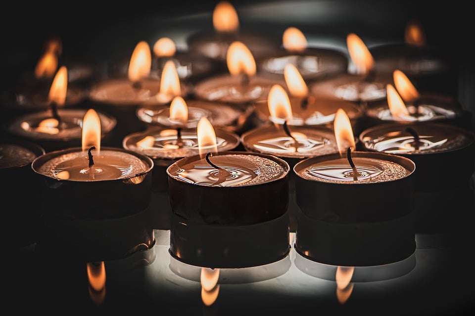Jak pielęgnować świeczki zapachowe, aby dłużej cieszyły zapachem?