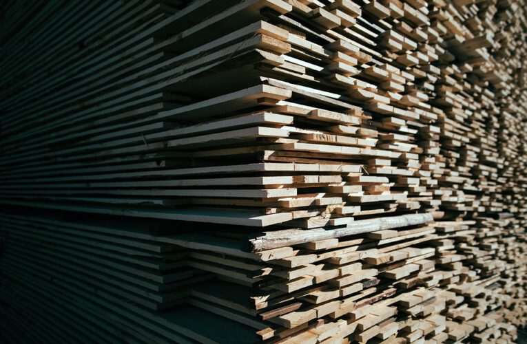 Drewno BSH klejone warstwowo w konstrukcjach budowlanych – przykłady zastosowań