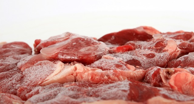 Praktyczne wskazówki: Jak gotować mrożone mięso aby uzyskać doskonałe smaki i tekstury