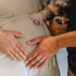Czy ból brzucha na początku ciąży jest porównywalny do bólu podczas okresu?