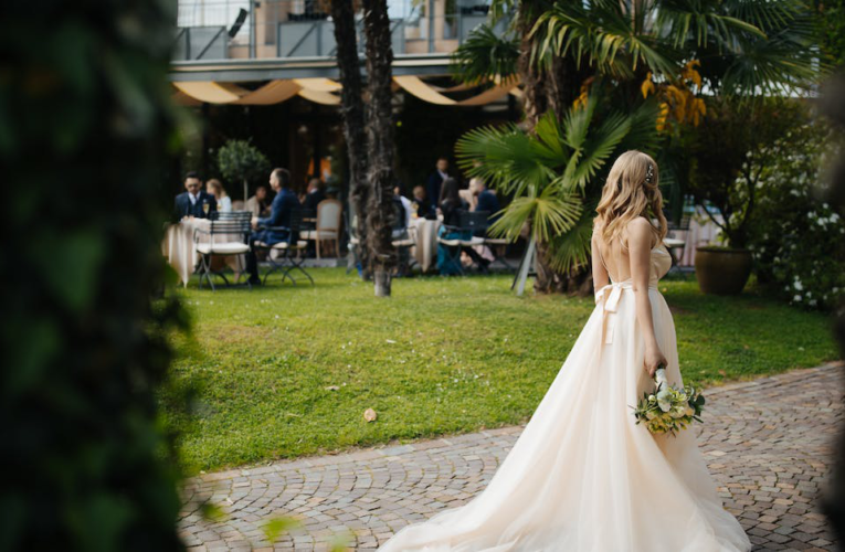 Sukienki na wesele – jak wybrać idealną stylizację na specjalne okazje?